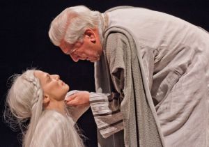 Vargas Llosa en un momentazo de su actuación teatral. Túnica y pelo del mismo color, ¡qué acierto el Just for Men!