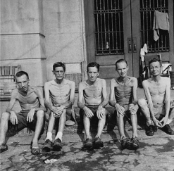 Liberación de prisioneros de guerra americanos en un campo de concentración japonés.